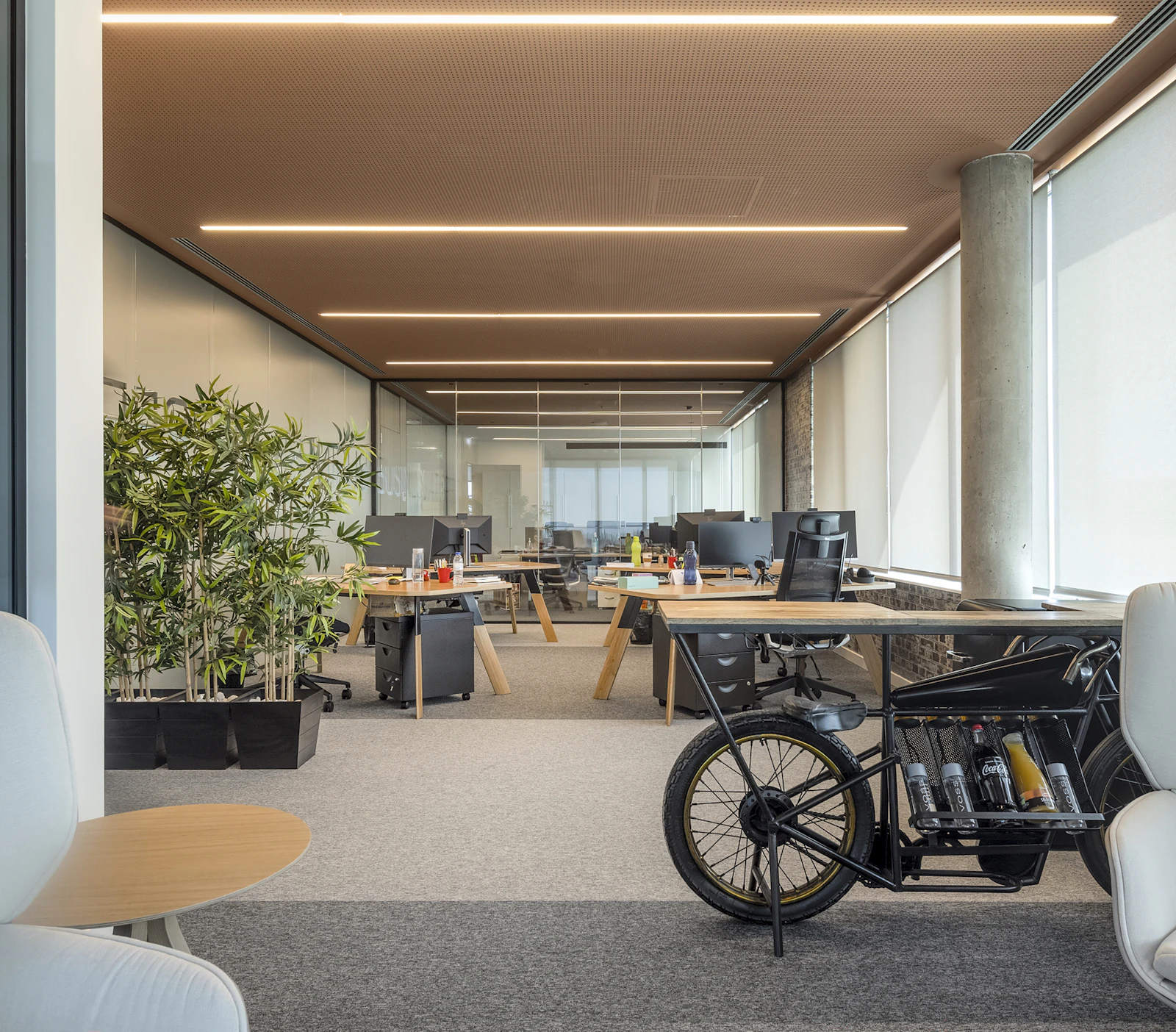 Modernes, offenes Büro mit Pflanzen und Arbeitsplätzen