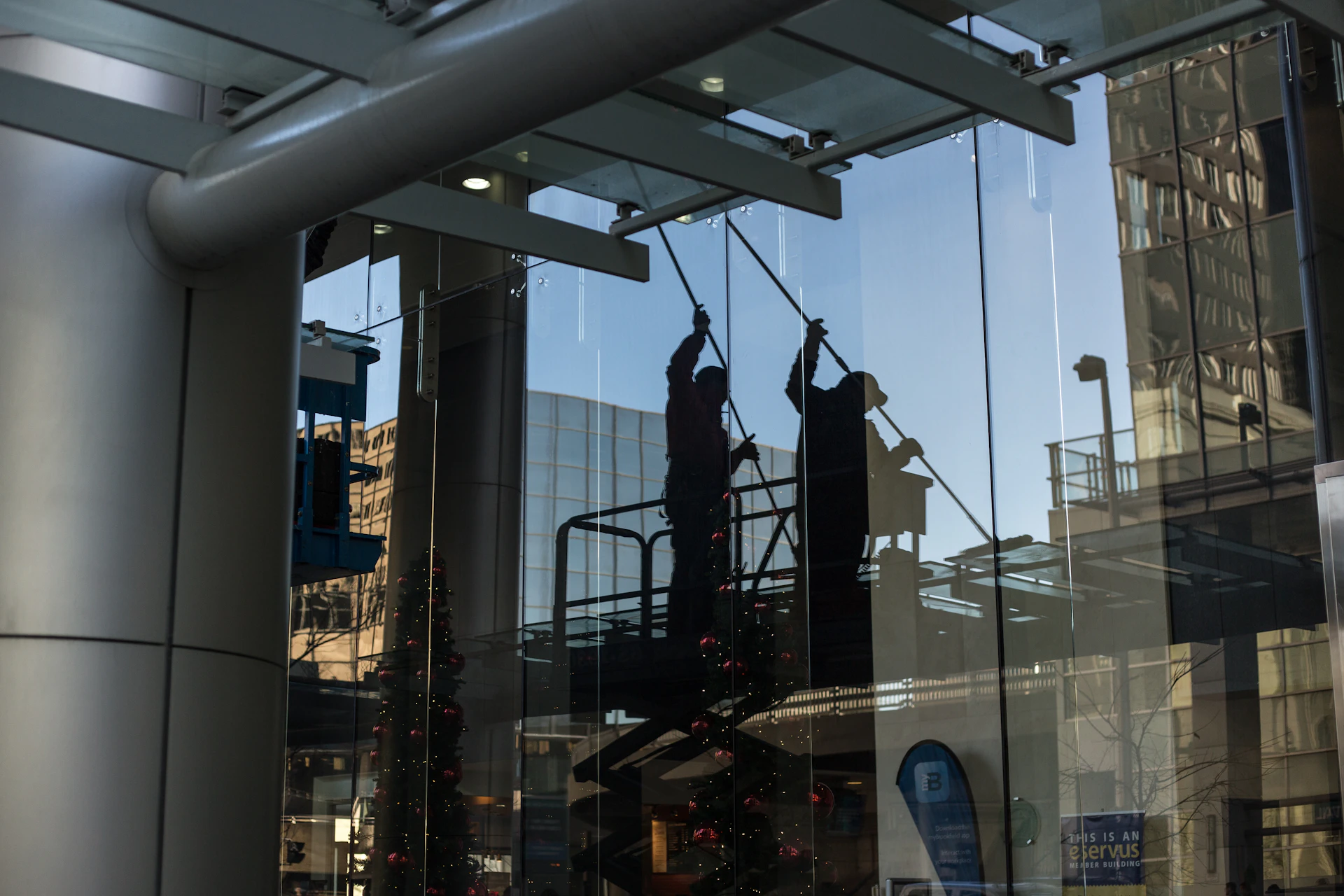 Fensterputzer reinigen die Glasfassade eines Bürogebäudes